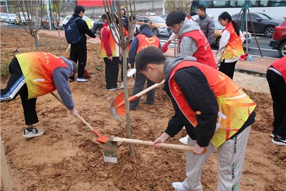 “我在株洲有棵树”—千亿体育在线团委组织开展学雷锋活动月之植树活动